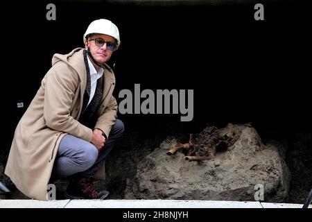 Francesco Sirano Direktor der archäologischen Ausgrabungen von Herculaneum, während der Präsentation der neuesten Entdeckung während der Ausgrabungen der antiken Stadt Herculaneum. Die Entdeckung, die den Spitznamen „der letzte Flüchtling“ trägt, ist der Überbleibsel eines Mannes zwischen 40 und 45 Jahren, der möglicherweise ein Flüchtling war, der aus der Gruppe von 300 alten Herculaneern, die in den Torbögen gefunden wurden, entkommen ist. Oder ein Soldat von Plinius, der kam, um den Bewohnern der antiken Stadt Hilfe zu bringen. Ercolano, Italien, 01. Dezember 2021. (Foto von Vincenzo Izzo/Sipa USA) Stockfoto