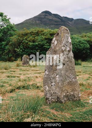 Die stehenden Steine des Lochbuie-Steinkreises und Ben Buie auf der Isle of Mull Inner Hebrides Argyll and Bute Scotland UK - Steinkreis aus der Bronzezeit Stockfoto