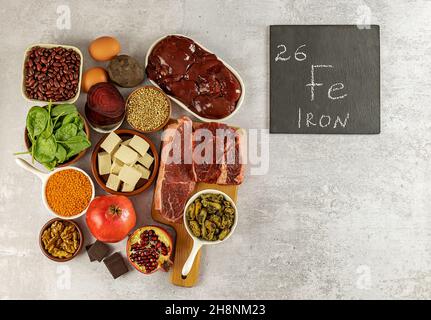 Eisenhaltige Lebensmittel, darunter Eier, Nüsse, Spinat, Bohnen, Tofu, Leber, Rindfleisch, Rote Beete, Muscheln, Und dunkle Schokolade. Stockfoto