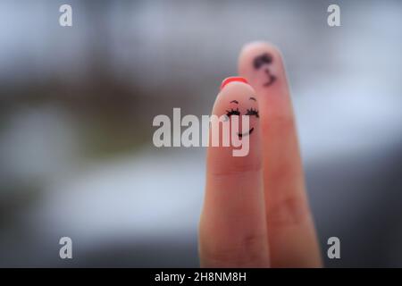 Verliebtheit Konzept. Bemalte lustige lustige Finger Smiley Gesichter mit Bokeh Hintergrund und Platz zum Hinzufügen von Text kopieren. Stockfoto