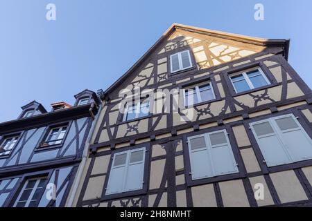 Traditionelle Fassaden historischer Häuser in der Altstadt von Colmar, im Nordosten Frankreichs Stockfoto