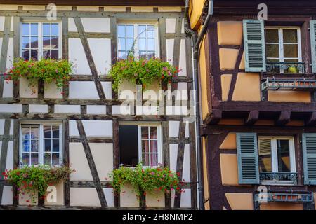 Traditionelle Fassaden historischer Häuser in der Altstadt von Colmar, im Nordosten Frankreichs Stockfoto