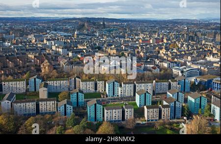 Edinburgh, Schottland, Großbritannien. 1st. Dezember 2021. Die Staats- und Regierungschefs des Rates haben davor gewarnt, dass Edinburgh die Maßnahmen zur Verringerung des CO2-Ausstoßes beschleunigen muss, um sein Ziel von Netto-Null bis 2030 zu erreichen. Zu den Maßnahmen gehörten die Verbesserung der Energieeffizienz durch die Umrüstung öffentlicher Gebäude und die Unterstützung der Bewohner bei der Umrüstung ihrer Häuser durch Maßnahmen wie Isolierung und Ökoenergie-Heizsysteme; die Entwicklung eines stadtweiten Programms zur Erzeugung und Verteilung von Wärme und Energie; Beschleunigung der Dekarbonisierung des öffentlichen Verkehrs durch Pilotprojekte zu Elektrofahrzeugen und Wasserstoffenergie. Credit: Arch White/ Stockfoto