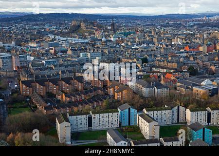 Edinburgh, Schottland, Großbritannien. 1st. Dezember 2021. Die Staats- und Regierungschefs des Rates haben davor gewarnt, dass Edinburgh die Maßnahmen zur Verringerung des CO2-Ausstoßes beschleunigen muss, um sein Ziel von Netto-Null bis 2030 zu erreichen. Zu den Maßnahmen gehörten die Verbesserung der Energieeffizienz durch die Umrüstung öffentlicher Gebäude und die Unterstützung der Bewohner bei der Umrüstung ihrer Häuser durch Maßnahmen wie Isolierung und Ökoenergie-Heizsysteme; die Entwicklung eines stadtweiten Programms zur Erzeugung und Verteilung von Wärme und Energie; Beschleunigung der Dekarbonisierung des öffentlichen Verkehrs durch Pilotprojekte zu Elektrofahrzeugen und Wasserstoffenergie. Credit: Arch White/ Stockfoto