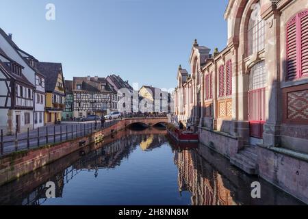 Colmar, Frankreich. Fassaden traditioneller elsässischer Fachwerkhäuser entlang des Flusses Lauch im Touristenviertel von Klein-Venedig Stockfoto