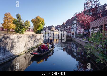 Touristen im Boot während einer Besichtigungstour entlang des Flusses Lauch im Stadtteil Little Venice in Colmar, Frankreich Stockfoto