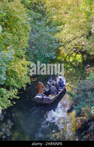 Touristen im Boot während einer Besichtigungstour entlang des Flusses Lauch in Colmar, Frankreich Stockfoto