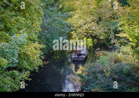 Touristen im Boot während einer Besichtigungstour entlang des Flusses Lauch in Colmar, Frankreich Stockfoto