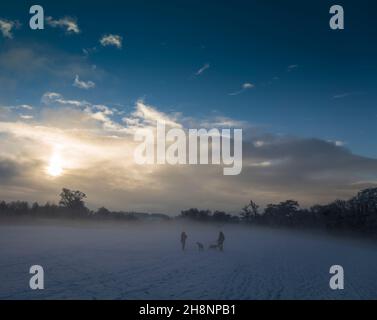 Paare, die im Winter mit ihren Hunden auf dem Ribble Way spazieren gehen, Clitheroe, Ribble Valley, Lancashire, Großbritannien. Stockfoto