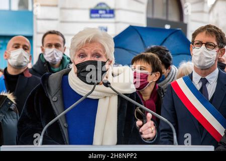 Einweihung par la Maire de Paris, Anne Hidalgo, de la première place en France en lâhonneur des combattantes et combattants du sida. Le Conseil de Paris a voté en novembre 2021 à l'einstimmig cette désignation dâune Place centrale du Marais (Saint Paul), le quartier Gay historique de la capitale pour rendre Hommage aux victimes du sida. Teilnahme an der Einweihung des ersten Platzes in Frankreich zu Ehren der AIDS-Kämpfer (Place des Combattantes et Combattants du SIDA Inauguration). Der Pariser Rat stimmte im November 2021 einstimmig für die Ausweisung eines zentralen Platzes im Marais (Saint Paul), t Stockfoto