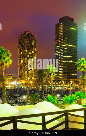 Nachtansicht der Wolkenkratzer vom Hafen. Barcelona Stockfoto