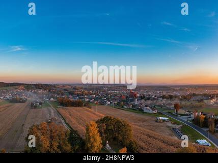 Panoramablick auf das Dorf Lubomia in Polen. Drohnenfotografie Stockfoto