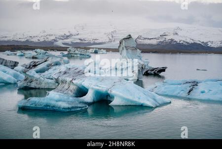 Jokulsarlon, die Gletscherlagune in Island, Europa. Isländisches eingefrorenes Wunder. Kaltes, sonniges Wetter. Landschaftsfotografie Stockfoto