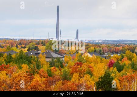 Biodiversität im Sudbury Basin - Wohngebäude und der "The Palisa Superstack", Greater Sudbury, Ontario, Kanada Stockfoto