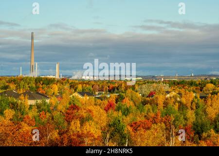 Biodiversität im Sudbury Basin - Wohngebäude und der "The Palisa Superstack", Greater Sudbury, Ontario, Kanada Stockfoto