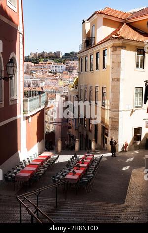 Lissabon, Portugal-3. November 2016: Ein Kellner wartet vor den Restauranttischen, um den Touristen ihre Speisekarte anzubieten Stockfoto