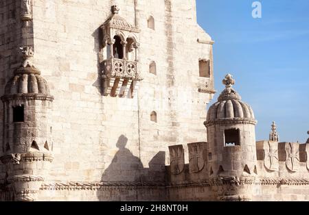 Lissabon, Portugal-11. März 2016: Viele Touristen besuchen den Belem-Turm im anderen am Eingang der Stadt Lissabon an einer Seite des Flusses Tejo Stockfoto