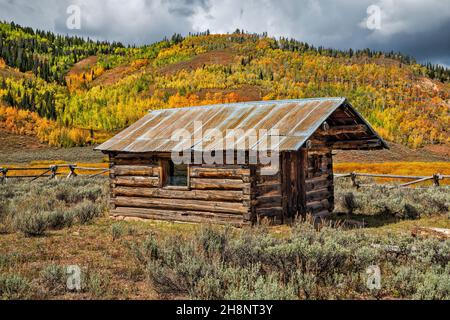 Elk Creek Ranger Station, 1914, Hams Fork Ridge über Hams Fork Drainage, Espenhaine im Herbst, Tunp Range, Bridger Teton National Forest, Wyoming Stockfoto