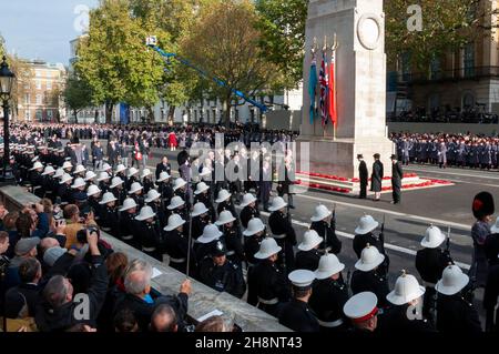 Der Cenotaph National Service of Remembrance on Remembrance Sunday. Veteranen führen den vormarsch nach der Platzierung von Kränzen durch Würdenträger an. Stockfoto