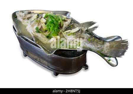 Stempelschnitt aus gedämpftem Seebarsch mit Kalk und Chilis auf weiß isoliert. Stockfoto