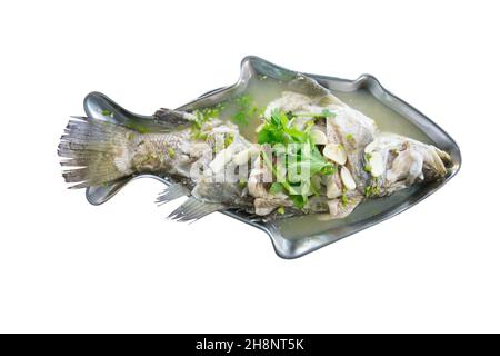 Stempelschnitt aus gedämpftem Seebarsch mit Kalk und Chilis auf weiß isoliert. Stockfoto