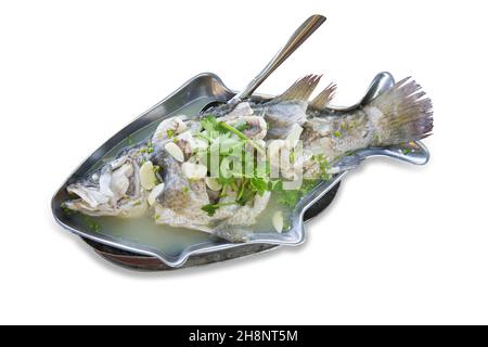 Stempelschnitt aus gedämpftem Seebarsch mit Kalk und Chilis auf weiß isoliert. Stockfoto