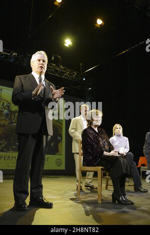 l-r: Ian Redford, Sam Graham, Kika Markham, Bella Merlin in THE PERMANENT WAY von David Hare am Theatre Royal, York, England 15/11/2003 an Out of Joint & National Theatre Co-Production Design: William Dudley Beleuchtung: Johanna Stadtleitung: Max Stafford-Clark Stockfoto