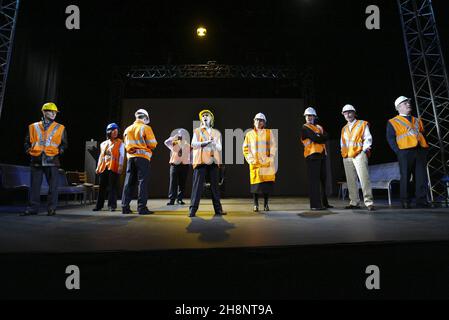 Track Workers (Mitte - Bella Merlin) in THE PERMANENT WAY von David Hare am Theatre Royal, York, England 15/11/2003  n aus Joint & National Theatre Co-Production Design: William Dudley Beleuchtung: Johanna Town Regie: Max Stafford-Clark Stockfoto