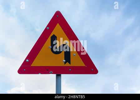 Einschusslöcher in einem Straßenschild am blauen Himmel, Kreta, 14. Oktober 2021 Stockfoto