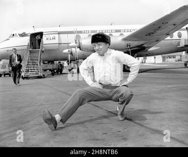 Datei-Foto vom 08/08/59 von Tommy Steele, der einen traditionellen russischen Tanz auf dem Asphalt am Flughafen Heathrow nach seiner Ankunft aus Moskau aufführt. Sir Tommy - dessen richtiger Name Thomas Hicks ist - wurde im Schloss Windsor von der Prinzessin Royal wegen Verdienste um Unterhaltung und Wohltätigkeit zum Ritter geschlagen. Ausgabedatum: Mittwoch, 1. Dezember 2021. Stockfoto