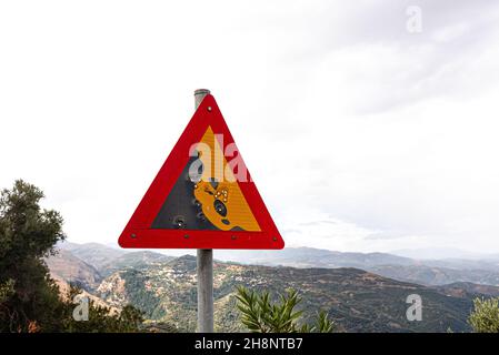 Einschusslöcher in einem Straßenschild in den Bergen Kretas, 14. Oktober 2021 Stockfoto
