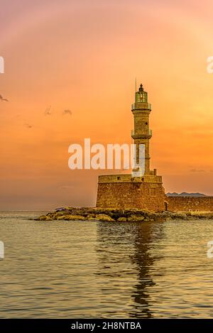 Der Leuchtturm im Hafen von Chania leuchtet im Sonnenaufgang, Chania, Kreta, Griechenland, Oktober 15, 2021 Stockfoto
