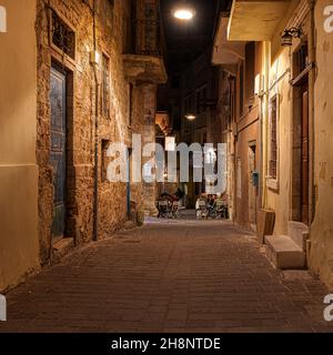 Menschen, die vor einem berühmten Musikcafé in der Altstadt von Chania, Kreta, Griechenland, sitzen, 15. Oktober 2021 Stockfoto