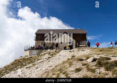 Die Hütte Duca degli Abruzzi ist eine Schutzhütte, die sich auf 2 388 m ü.d.M. im Apennin der Abruzzen auf der L'Aquila-Seite des Massivs Gran Sasso d'Italia befindet Stockfoto