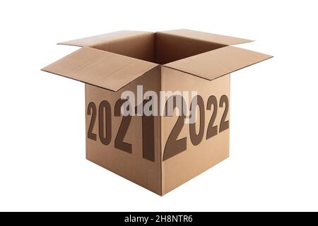 Happy New Year 2022 Konzept, Schriftzug auf der Open Cardboard Box isoliert auf weißem Hintergrund Stockfoto