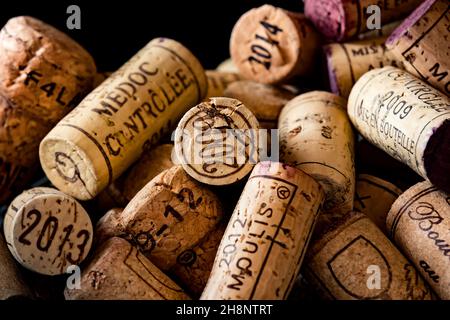 Alte Korken an französischen Weinen in einem Drahtkorb Stockfoto