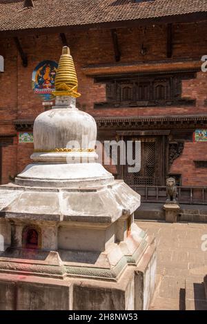 Ein steineres Mandala im Innenhof des Tadhuchen Bahal in der mittelalterlichen Stadt Newari in Bhaktapur, Nepal. Stockfoto