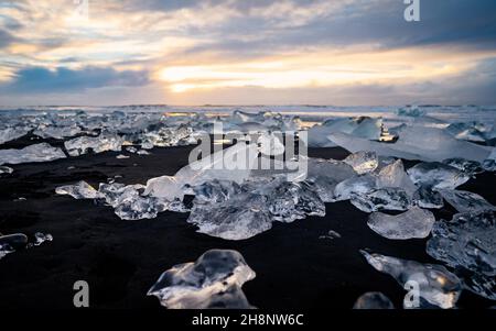 Ice Rock mit schwarzer Sandstrand Am Gletschersee Jökulsárlón Strand (Diamond Beach) im Südosten von Island Stockfoto