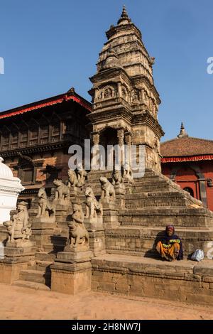 Steinwächter auf dem Siddhi Laxmi Hindu-Tempel auf dem Durbar Square. Mittelalterliche Stadt Newar, Bhaktapur, Nepal. Stockfoto