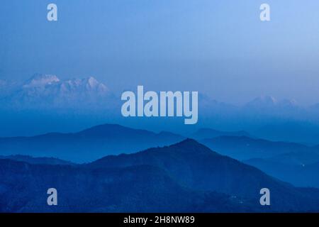 Blick vor der Dämmerung über die Ausläufer des Himalaya von Bandipur, Nepal mit Annapurna II und Lamnung Himal auf der linken Seite. Stockfoto
