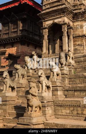 Steinwächter auf dem Siddhi Laxmi Hindu-Tempel auf dem Durbar Square. Mittelalterliche Stadt Newar, Bhaktapur, Nepal. Stockfoto