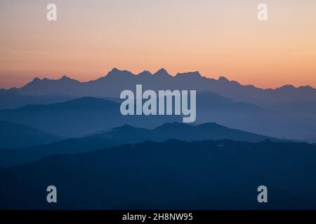 Morgenhimmel in der Morgendämmerung über dem Ganesh Himal des Himalaya aus der Sicht von Bandipur, Nepal. Stockfoto