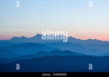 Morgenhimmel in der Morgendämmerung über dem Ganesh Himal des Himalaya aus der Sicht von Bandipur, Nepal. Stockfoto