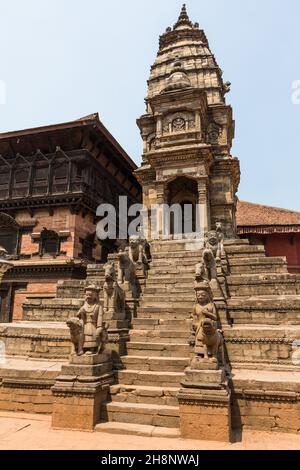 Steinwächter auf dem Siddhi Laxmi Hindu-Tempel auf dem Durbar Square. Mittelalterliche Stadt Newar, Bhaktapur, Nepal. Stockfoto