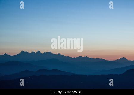 Morgenhimmel in der Morgendämmerung über dem Ganesh Himal des Himalaya aus der Sicht von Bandipur, Nepal. Stockfoto