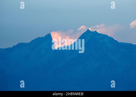 Sonnenaufgang auf den Gipfeln des Manaslu (links) und Ngadi Chuli/Peak 29 im Mansiri Himal. Von Bandipur aus gesehen, Nepal. Stockfoto