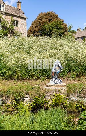 Ein gemaltes Modell Eisvögel, einer von 21 auf dem 2021 Kingfisher Trail, durch den Frühling im Cotswold Dorf Notgrove, Gloucestershire UK Stockfoto