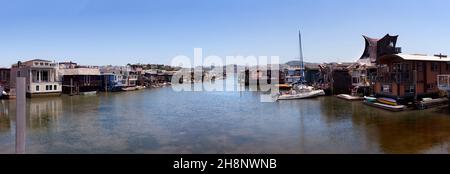 Sausalito, Vereinigte Staaten - 19. Juni 2017: Die bunt bemalten House Boats in den Außenbezirken des Landes Stockfoto