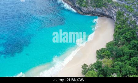 Wunderschöner einsamer Strand. Luftaufnahme der türkisfarbenen Meereswellen am Strand von Kelingking, Nusa penida Island in Bali, Indonesien. Strände von Bali. Wunderschön Stockfoto
