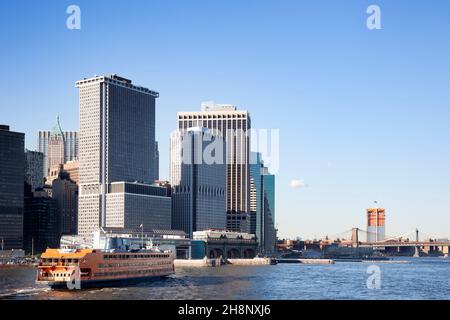 New York, USA-8. Juni 2017: Viele Touristen nehmen die Fähre von New York nach New Jersey, um Fotos von der Freiheitsstatue und der Skyline von Downtow zu machen Stockfoto